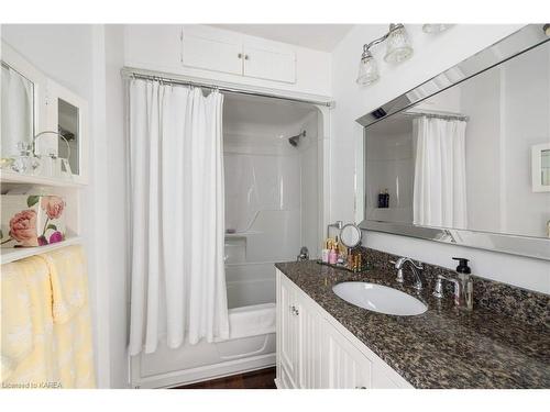 4068 County Road 29, Elizabethtown, ON - Indoor Photo Showing Bathroom