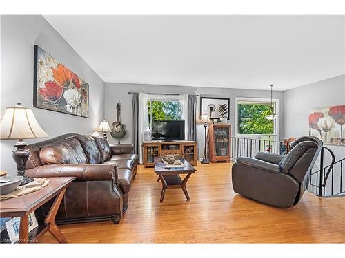 102 Wright Place, Napanee, ON - Indoor Photo Showing Living Room