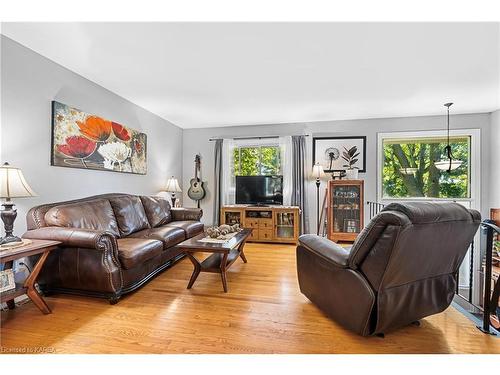 102 Wright Place, Napanee, ON - Indoor Photo Showing Living Room