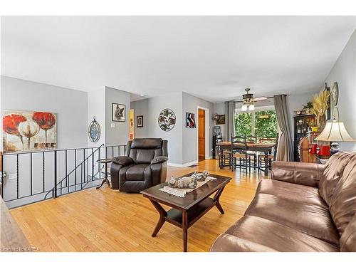 102 Wright Place, Napanee, ON - Indoor Photo Showing Living Room