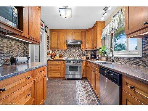 102 Wright Place, Napanee, ON - Indoor Photo Showing Kitchen