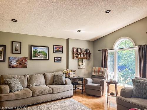 939 Ellen Avenue, Kingston, ON - Indoor Photo Showing Living Room