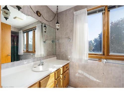 617 Rivermeade Avenue, Kingston, ON - Indoor Photo Showing Bathroom