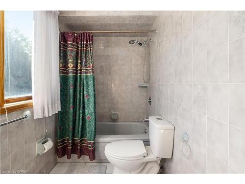 617 Rivermeade Avenue, Kingston, ON - Indoor Photo Showing Bathroom