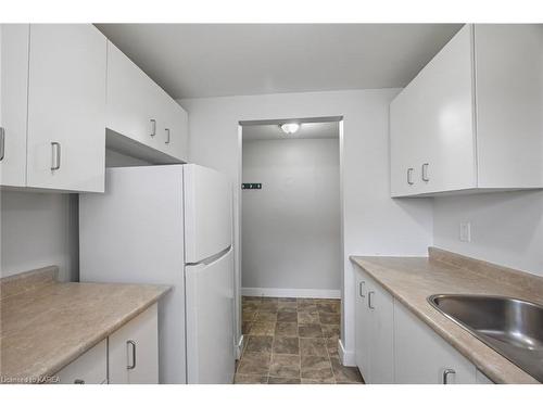 118-580 Armstrong Road, Kingston, ON - Indoor Photo Showing Kitchen