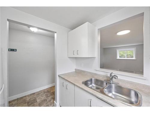 118-580 Armstrong Road, Kingston, ON - Indoor Photo Showing Kitchen With Double Sink