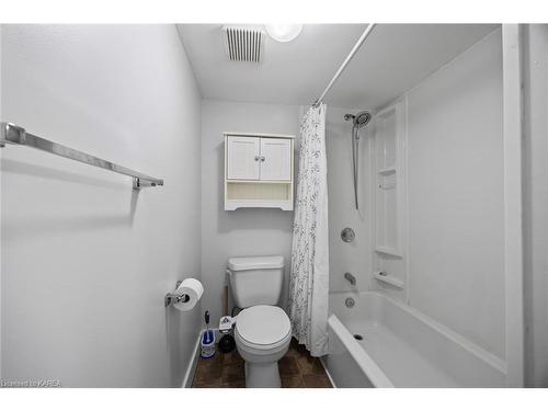 118-580 Armstrong Road, Kingston, ON - Indoor Photo Showing Bathroom