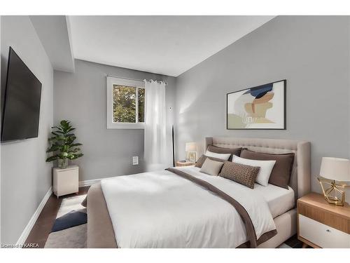 118-580 Armstrong Road, Kingston, ON - Indoor Photo Showing Bedroom