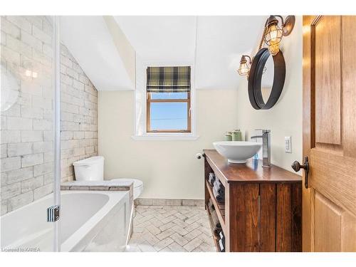 2478 Middle Road, Kingston, ON - Indoor Photo Showing Bathroom