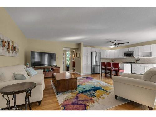 571 Monterey Court, Kingston, ON - Indoor Photo Showing Living Room