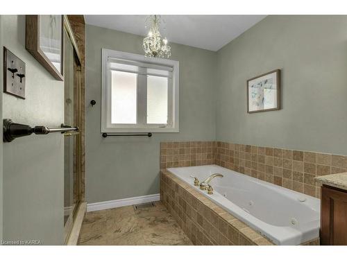 571 Monterey Court, Kingston, ON - Indoor Photo Showing Bathroom