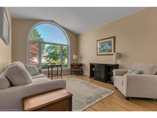 571 Monterey Court, Kingston, ON - Indoor Photo Showing Living Room