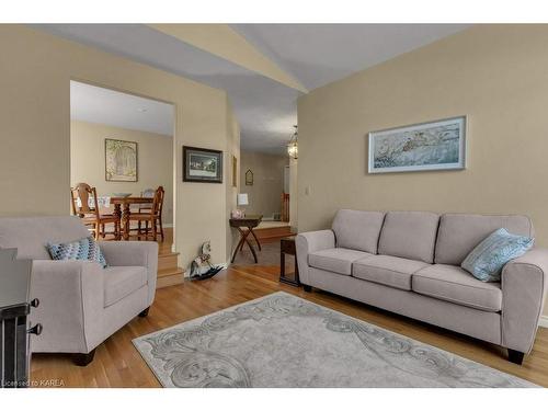 571 Monterey Court, Kingston, ON - Indoor Photo Showing Living Room