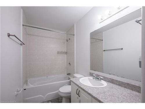 160 Briceland Street, Kingston, ON - Indoor Photo Showing Bathroom