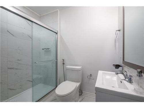 160 Briceland Street, Kingston, ON - Indoor Photo Showing Bathroom