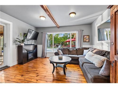 373 Dundas Street W, Napanee, ON - Indoor Photo Showing Living Room