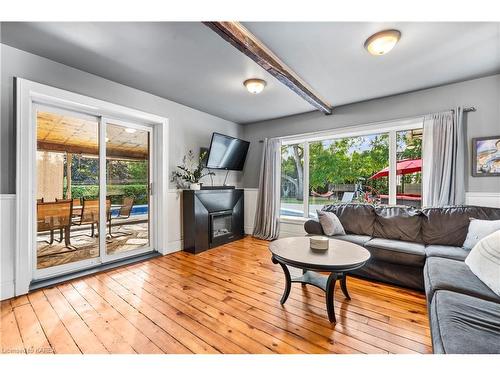 373 Dundas Street W, Napanee, ON - Indoor Photo Showing Living Room