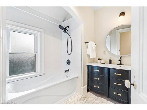 373 Dundas Street W, Napanee, ON - Indoor Photo Showing Bathroom