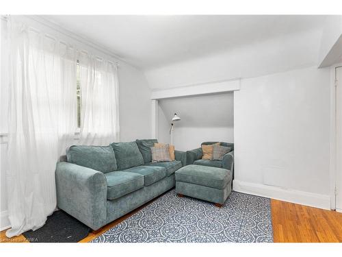 205 Adelaide Street, Kingston, ON - Indoor Photo Showing Living Room