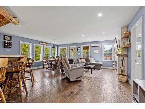 581 Concession Road 8, Westport, ON - Indoor Photo Showing Living Room