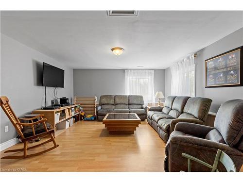 581 Concession Road 8, Westport, ON - Indoor Photo Showing Living Room