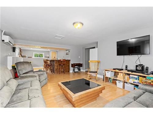 581 Concession Road 8, Westport, ON - Indoor Photo Showing Living Room