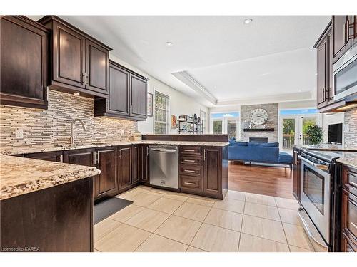 413 Westgate Court, Kingston, ON - Indoor Photo Showing Kitchen With Upgraded Kitchen