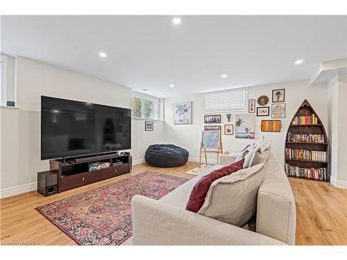 413 Westgate Court, Kingston, ON - Indoor Photo Showing Living Room