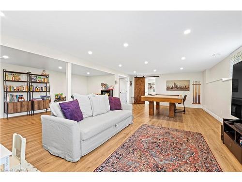 413 Westgate Court, Kingston, ON - Indoor Photo Showing Living Room