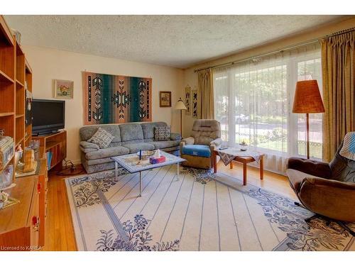 258 Arthur Street, Gananoque, ON - Indoor Photo Showing Living Room