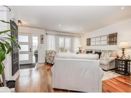 1110 Crossfield Avenue, Kingston, ON - Indoor Photo Showing Living Room