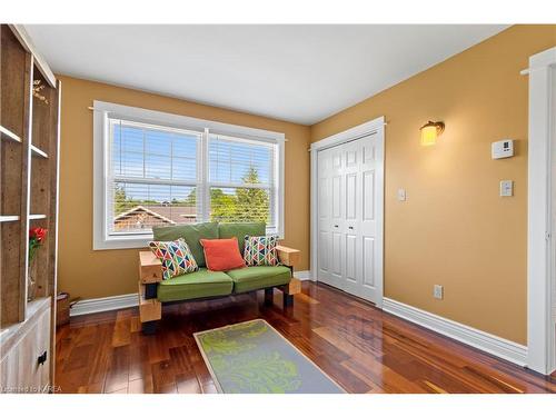 4291 Old Hwy 2, Belleville, ON - Indoor Photo Showing Living Room