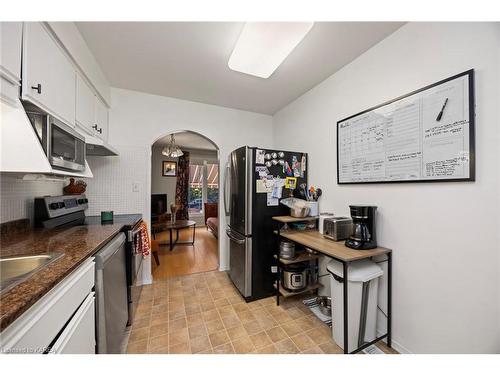 33 Carriage Court Avenue, Kingston, ON - Indoor Photo Showing Kitchen