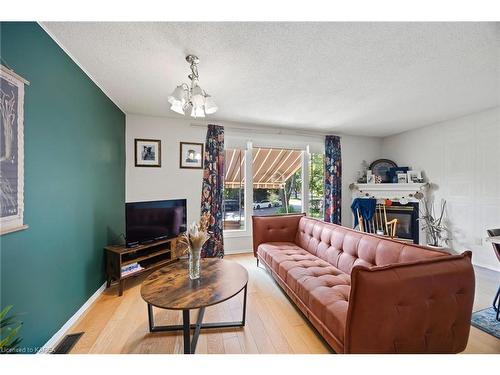 33 Carriage Court Avenue, Kingston, ON - Indoor Photo Showing Living Room