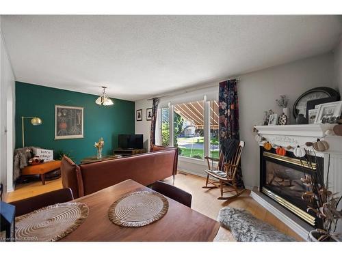 33 Carriage Court Avenue, Kingston, ON - Indoor Photo Showing Living Room With Fireplace