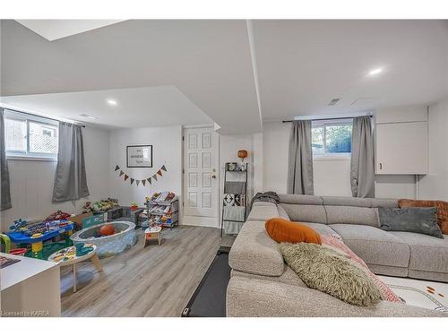 33 Carriage Court Avenue, Kingston, ON - Indoor Photo Showing Living Room