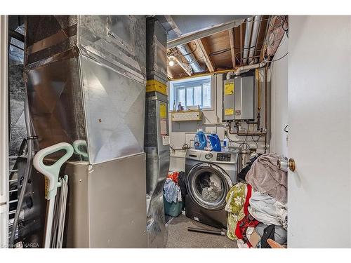 33 Carriage Court Avenue, Kingston, ON - Indoor Photo Showing Laundry Room