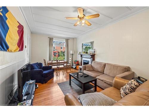 95 Nelson Street, Kingston, ON - Indoor Photo Showing Living Room