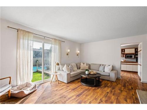 867 Ashton Place, Kingston, ON - Indoor Photo Showing Living Room