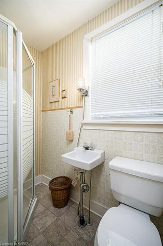 366 Dundas Street W, Napanee, ON - Indoor Photo Showing Bathroom