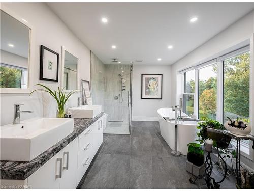 1678 South Boulevard, Kingston, ON - Indoor Photo Showing Bathroom