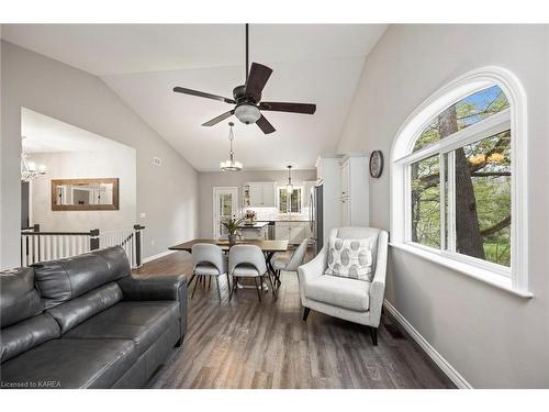 8 Enchanted Lane, Perth Road Village, ON - Indoor Photo Showing Living Room