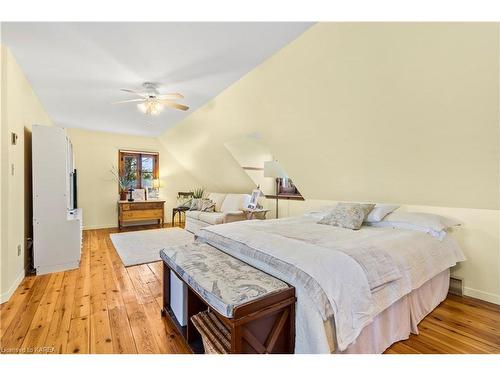 5439 County Road 9, Greater Napanee, ON - Indoor Photo Showing Bedroom