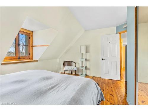 5439 County Road 9, Greater Napanee, ON - Indoor Photo Showing Bedroom