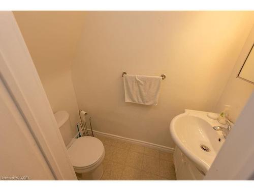 687 Harrow Place, Kingston, ON - Indoor Photo Showing Bathroom