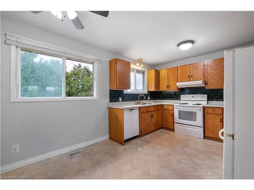 33 Balmoral Court, Kingston, ON - Indoor Photo Showing Kitchen