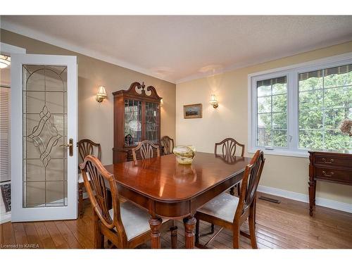 23 Brooklands Park Avenue, Bath, ON - Indoor Photo Showing Dining Room