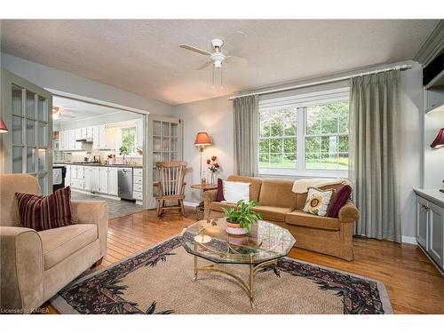 23 Brooklands Park Avenue, Bath, ON - Indoor Photo Showing Living Room