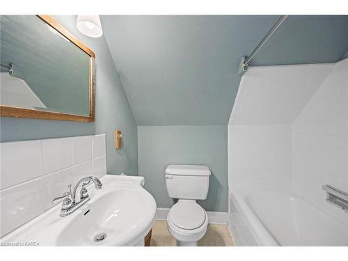 25 Helen Street, Kingston, ON - Indoor Photo Showing Bathroom