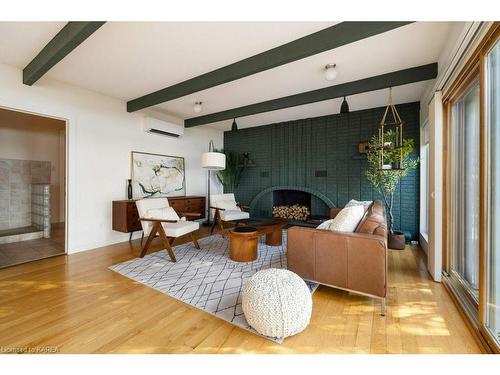 86 Lakeshore Boulevard, Kingston, ON - Indoor Photo Showing Living Room